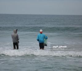مهنة الصيد في الأجواء البادرة على شاطئ غزة (6).JPG