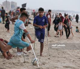 جريحان غزيان يمارسان التمارين الرياضية على شاطئ بحر غزة  ‫(38535681)‬ ‫‬.JPG