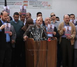 صحفيون يحتجون على استهداف زملائهم أمام ثلاجة الموتى بمجمع الشفاء ‫(42271252)‬ ‫‬.JPG