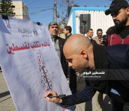 صحفيون يوقعون بالدم على خارطة فلسطين  (4).JPG