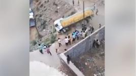 شاهد: لحظة انقلاب قاطرة على طريق هيجة العبد الرابط بين محافظتي تعز وعدن