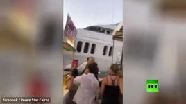 يخت فاخر يصطدم بمطعم على رصيف الشاطئ ...