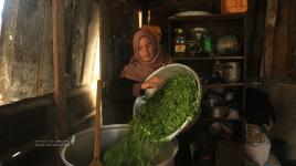سميرة أبو عمرة.. سفيرة الفقراء في حيّها