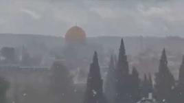 لحظة سقوط الثلوج على مدينة القدس عاصمة فلسطين ...