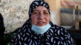 مريم صالحة 60 عاما مسنة فلسطينية تقوم بتجهيز حلويات القطايف لإعالة عائلتها