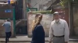 خوف مستوطن من الحاج الفلسطيني نبيل الكرد