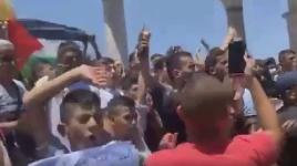 شاهد: هتافات المقدسيين في الأقصى عقب تشييع جثمان الناشط نزار بنات