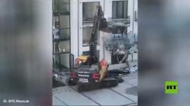 شاهد.. رجل يدمر بحفارة مبنى جديدا شارك في تشييده في مدينة ألمانية ..