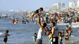 البحر كاد يبتلع المواطنين وبلدية غزة تقر السباحة