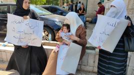 زوجة القيادي المحرر ومفجر معركة الأمعاء الخاوية الشيخ خضر عدنان تهتف للمطالبة بالافراج عن زوجها المختطف في سجون السلطة وعناصر الأمن يطوقون المكان