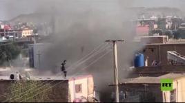 سكان محليون يحاولون إخماد الحريق بعد الانفجار الجديد في كابل ...