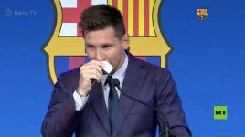 شاهد.. ميسي يجهش بالبكاء خلال موتمر صحفي في وداع جماهير برشلونة ..