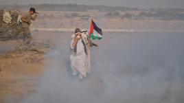 مسن فلسطيني يقود الجماهير في مسيرات خانيونس