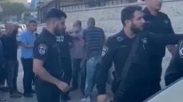 شاهد| الاحتــلال يعتدي على رجل ونجله في كفر قاسم ويرشهما بالغاز