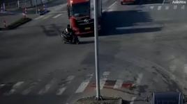 نجاة سائق دراجة من حادث رهيب بأعجوبة