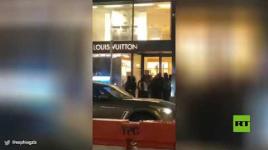 شاهد.. لصوص ينهبون متجرا فاخرا في كاليفورنيا