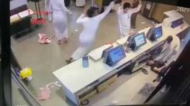 شاهد مجموعة من الأشخاص يعتدون بالضرب على موظفين بأحد المطاعم