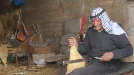 المسن صبري دويكات من أقدم صانعي مكانس القش في نابلس