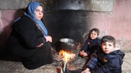 عائلة غزية، بيتها لا يقيهم برد الشتاء ولا يدفئ أجساد ساكنيه الهزيلة