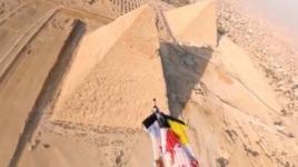 طيار "مجنح" يحلق فوق الأهرامات كاد أن يرتطم بخفرع