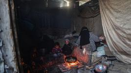 فقراء غزة يواجهون البرد القارس بشعلة من نار