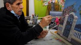 البطالة في غزة تدفع مهندسًا معماريًا لرسم لوحات فنية وبيعها