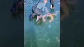 سباح لم يجد مخرجًا داخل بحيرة متجمدة وكاد يفقد حياته