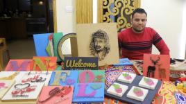 الفنان نعيم معروف يرسم شخصيات وطنية وأشكالاً فنية باستخدام المسامير والخيوط