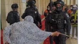 مُسنة مقدسية بعكازها تواجه عناصر شرطة الاحتلال في السمجد الأقصى
