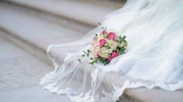 خرطوم مياه ضخم يسقط على عروس لحظة خروجها من صالون التجميل