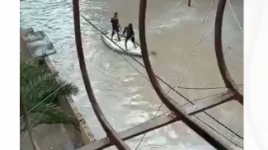 قوارب في شـــوارع غزة لإنقاذ العالقين في المناطق التي غمرتها مياه الأمطار