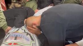 مشهد مؤثر لوالدة الشهيد محمد حوشية وهي تودع نجلها