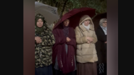 المرابطات يؤدين صلاة التراويح وقيام الليل تحت المطر في منطقة باب الرحمة.