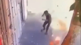 نجاة طفل من غزة جراء سقوط صاروخ إسرائيلي بالقرب منه