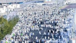 مشهد مهيب لتوافد حجاج بيت الله الحرام إلى صعيد عرفات لأداء ركن الحج الأعظم