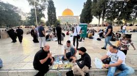 مشاهد من إفطار الأهالي في رحاب المسجد الأقصى المبارك في يوم عرفة