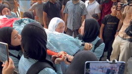 مشهد مؤثر.. جثمان الطفلة الشهيدة سديل نغنغية محمول على أكتاف زميلاتها في المدرسة خلال تشييعها في جنين.