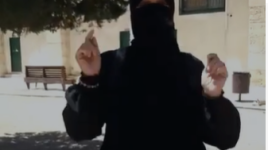 المرابطة منتهى أمارة من الداخل الفلسطيني المحتل تدخل المسجد الأقصى ساجدة، بعد إبعاد قسري لمدة عام
