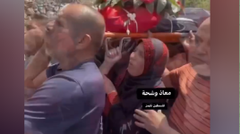 والدة الشـهيد عبد الجواد صالح تحمل جثمان نجلها وتودعه بالزغاريد