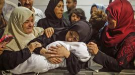 سيدة فلسطينية تودع طفلتها الرضيعة التي استشهدت في المجازر التي ارتكبها جيش الاحتلال في قطاع غزة