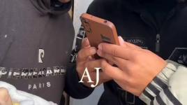 موقف مؤثر لأب فلسطيني يودّع طفله الذي وُلِد خلال الحرب واستشهد دون أن يراه