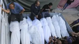 وداع 5 شهداء ارتقوا جراء قصف طائرات الاحتلال منزلاً لعائلة "خزيق" بحي الصبرة جنوبي مدينة غزة