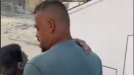 لحظة انتشال شهداء وإصابات بعد قصف منزل في محيط حي النمساوي غرب خانيونس