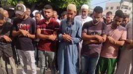 صلاة الجنازة على شهداء عائلة الدباكي الذين ارتقوا بعد قصف منزلهم في مخيم المغازي