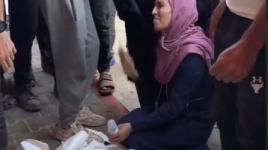 أم تودع أولادها وأحفادها بعد قصف الاحتلال لمنزل عائلة معمر فى دير البلح وسط قطاع غزة