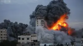 مشاهد تظهر تفجير قوات الاحتلال الاسرائيلي مسجد "رائد العطار غرب مدينة رفح