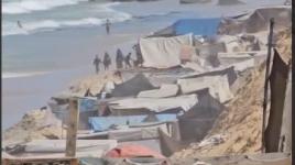 البحر يُغرق خيام النازحين على طول ساحل مدينتي دير البلح وخانيونس