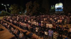 الأجواء في المسجد الأقصى تزامنًا مع توافد الأهالي لأداء صلاة العشاء