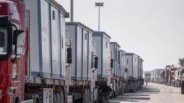 دخول 5 شاحنات تحمل بيوت متنقلة إلى غزة عبر معبر كرم أبو سالم