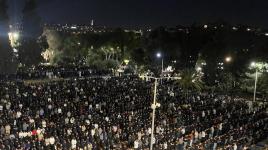 توافد المصلين عبر طريق المجاهدين إلى المسجد الأقصى لأداء صلاتي العشاء والتراويح